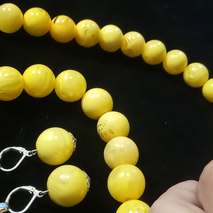 Buttercup Yellow Marbled Lucite Beaded Necklace & Earrings Set 20 Inches